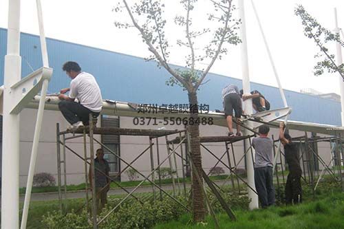 工程人員正在對完工的鋼結(jié)構進行檢查