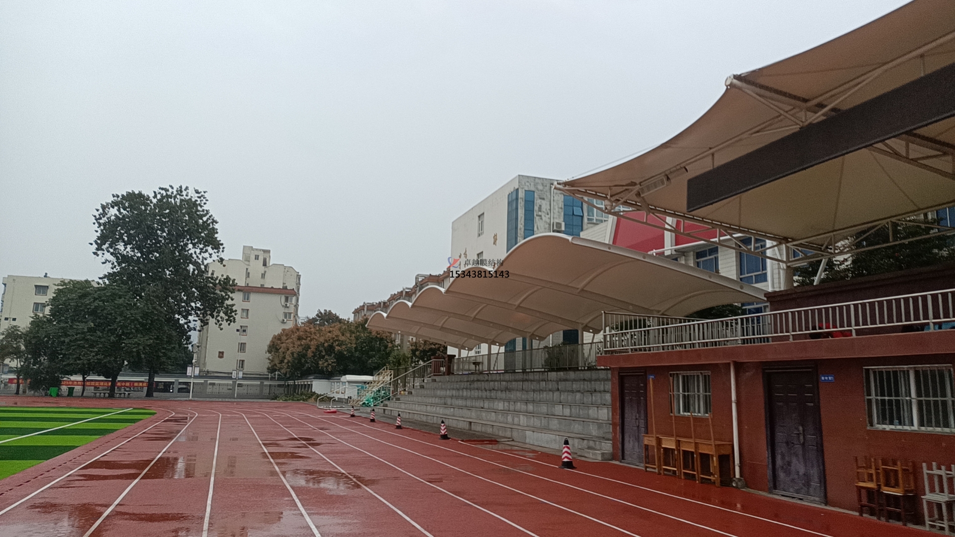 學校田徑場<font color='red'>膜結(jié)構(gòu)看臺</font>遮陽棚如何選擇材料？不同材料對其性能有何影響？